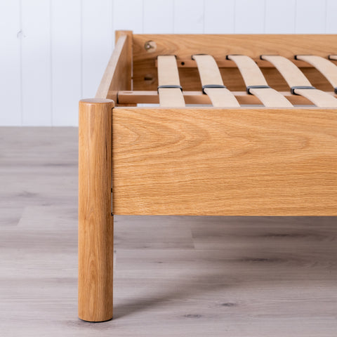 SPINDLE Queen Bed - Oak